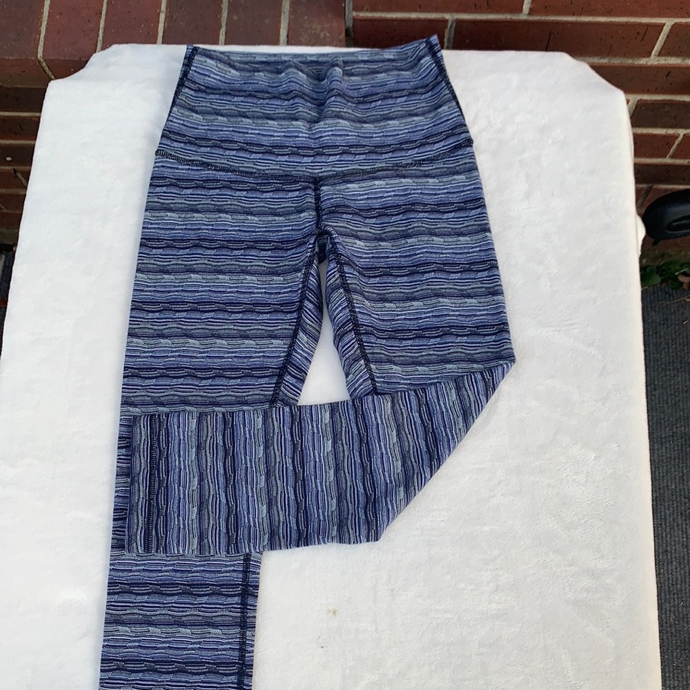 Lululemon purple stripe capri legging sz 6